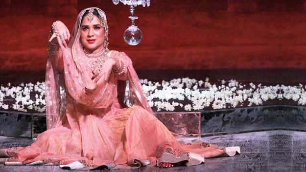 Tarun Tahiliani’s ‘The Last Dance Of The Courtesan’ At India Couture Week 2016 पज